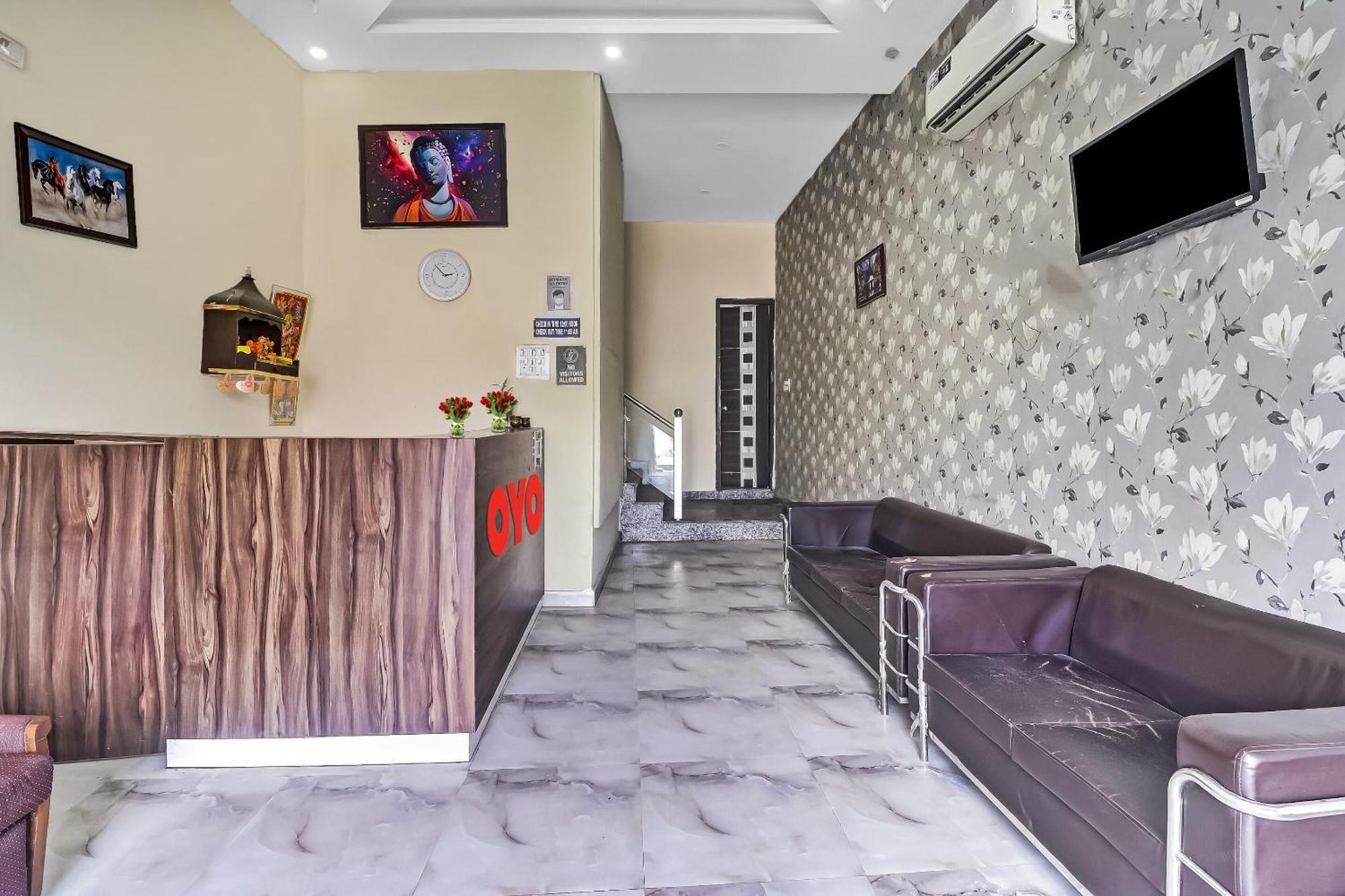 Hotel O Prince Home Stay Near Ambience Mall Nové Dillí Exteriér fotografie
