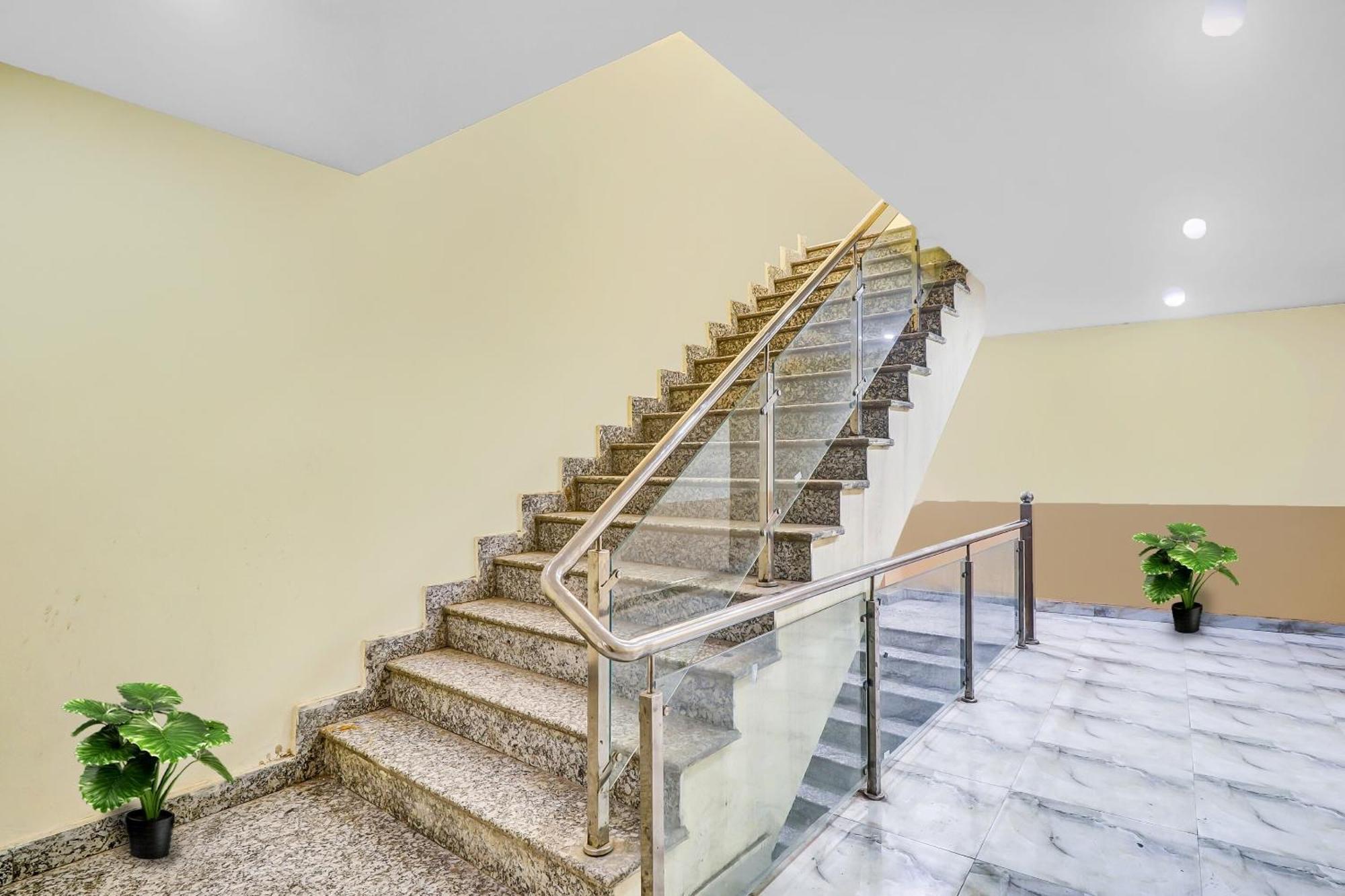 Hotel O Prince Home Stay Near Ambience Mall Nové Dillí Exteriér fotografie